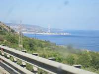 IMG_7193z_IMG_7178z_IMG_2616-la Sicilia_sempre_piu_vicina (si vede l'elettrodotto di Messina bianco e rosso).jpg